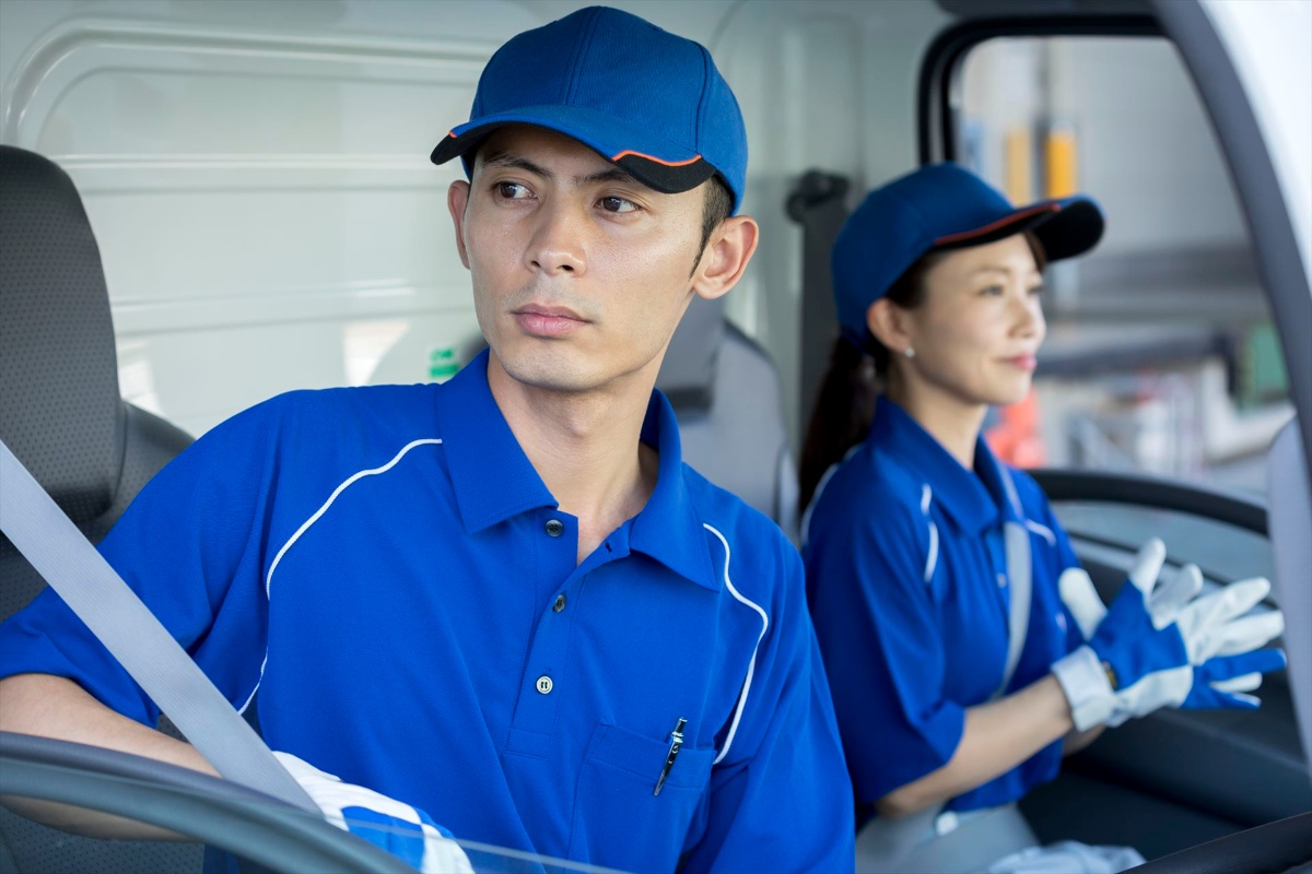大型トラックを運転する女性ドライバー